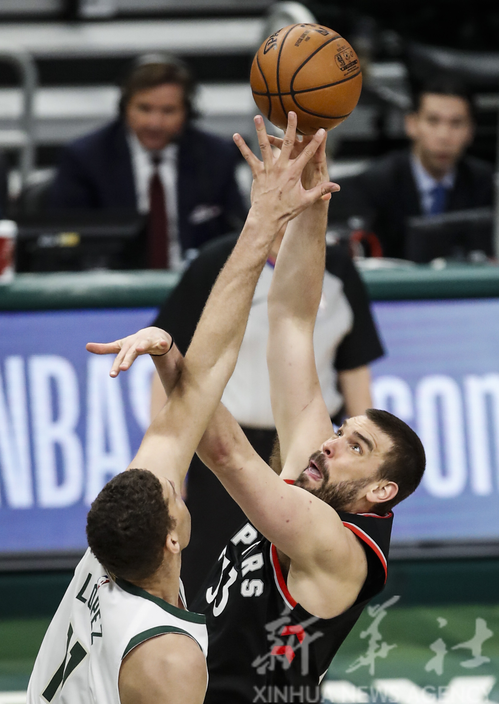 九游娱乐互动中心-蒂姆在雄鹿比赛中大比分获胜，出色防守引发热议！