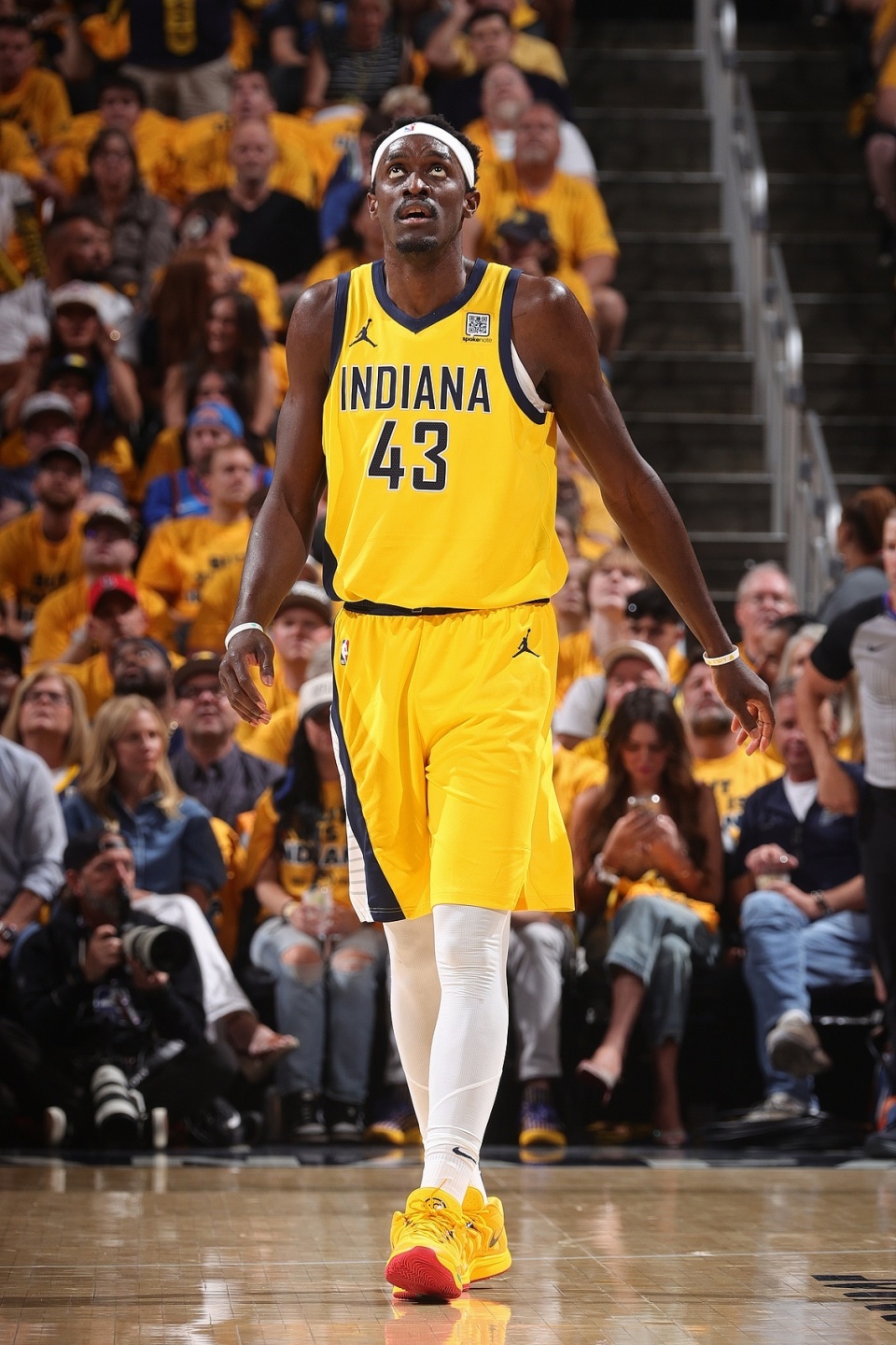 九游娱乐官方平台-西亚卡姆迎来十赛季出色发挥，西班牙队观众热烈欢呼！